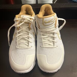 Nike Woman’s alpha huarache elite 2 turf